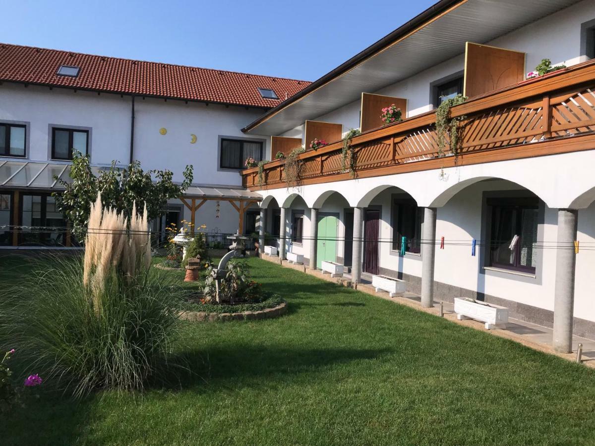 Gaestehaus Und Weinbau Zur Wiederkehr Strudler 滨湖波德斯多夫 外观 照片